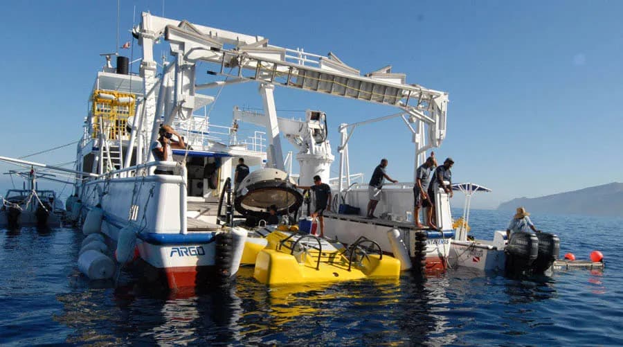 liveaboard dive boat