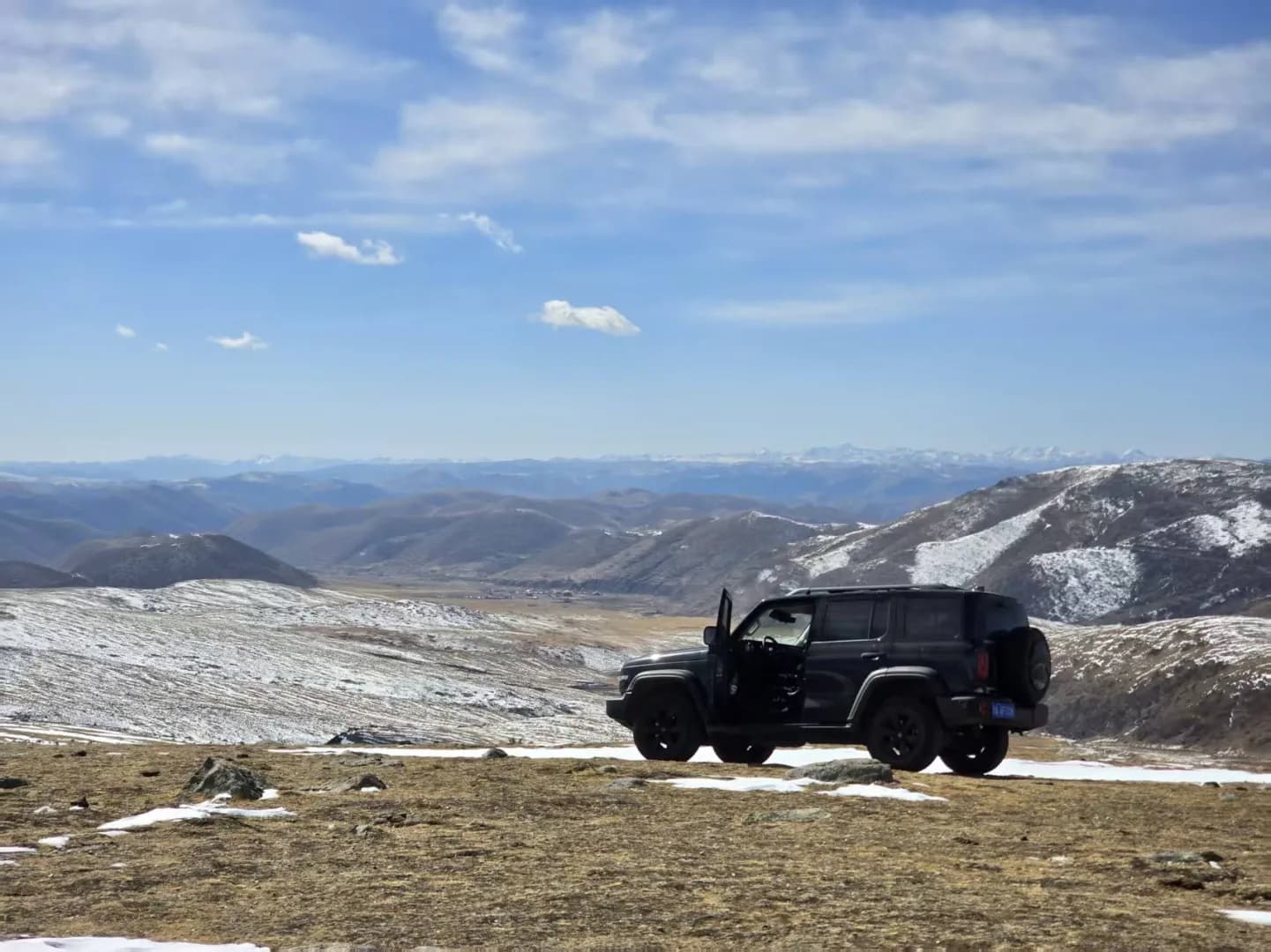 A 4x4 overlooks the Sichuan landscape