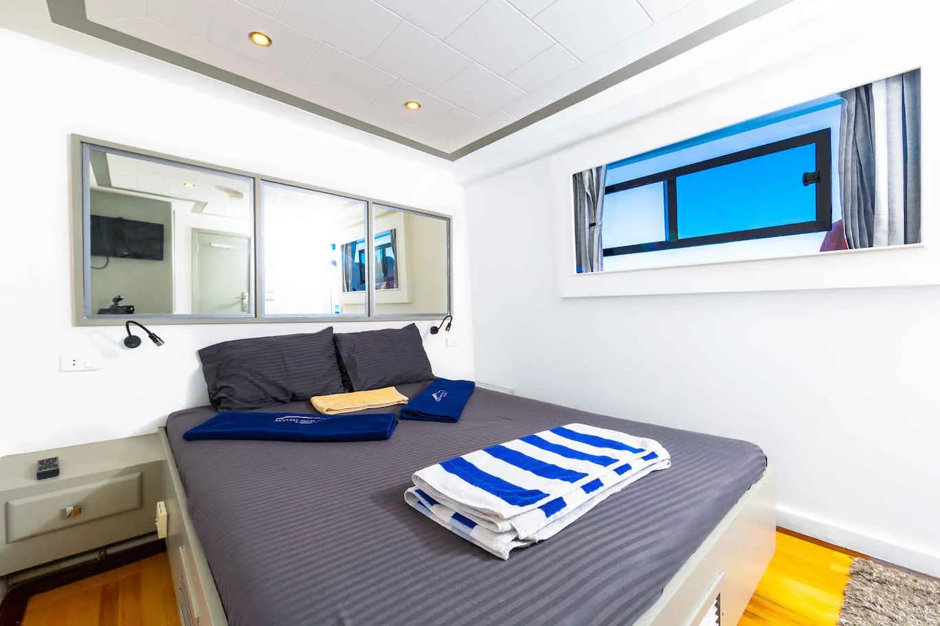 Double cabins with large rectangular window