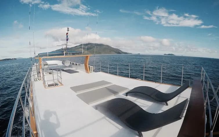 The sundeck with sunbeds and mats