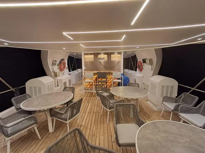 Top deck lounge salon