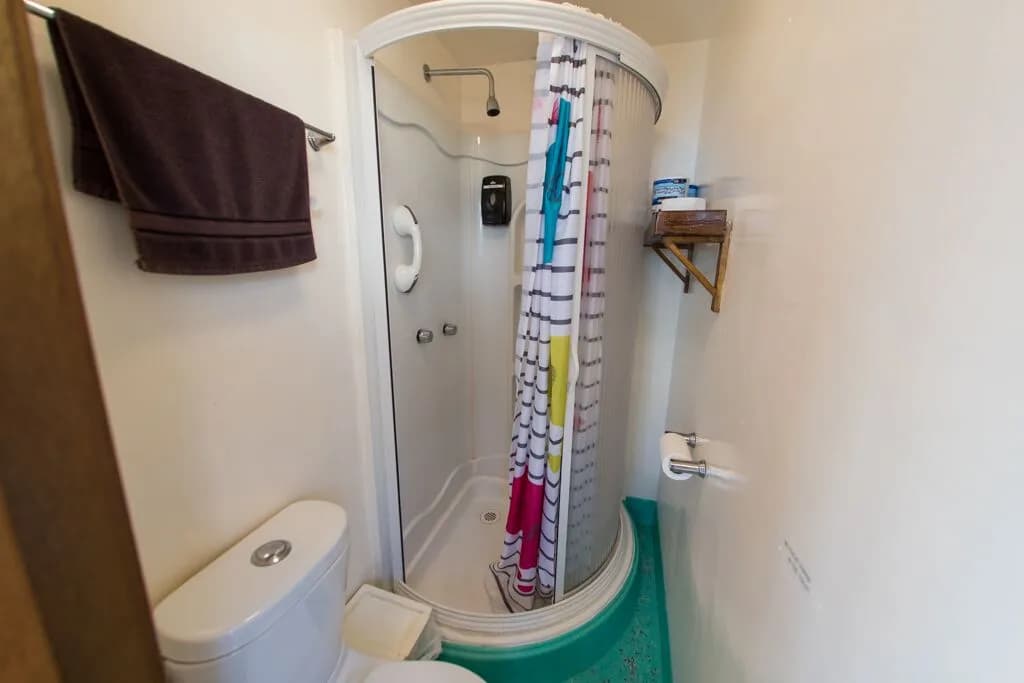 Quino El Guardian liveaboard bathroom