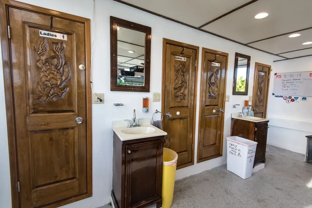 Bathroom Quino El Guardian liveaboard