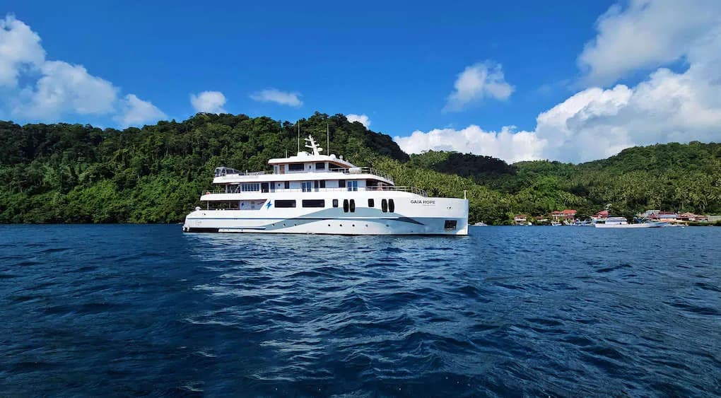 Solitude Gaia cruising above the clear waters