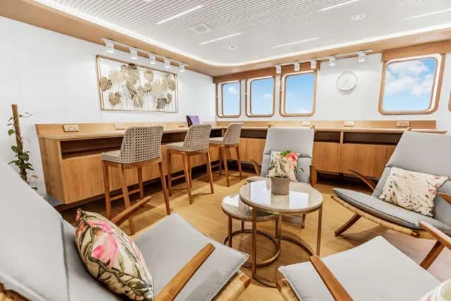 Lounge chairs and tables in a circle