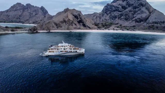 Liveaboard traveling during dusk