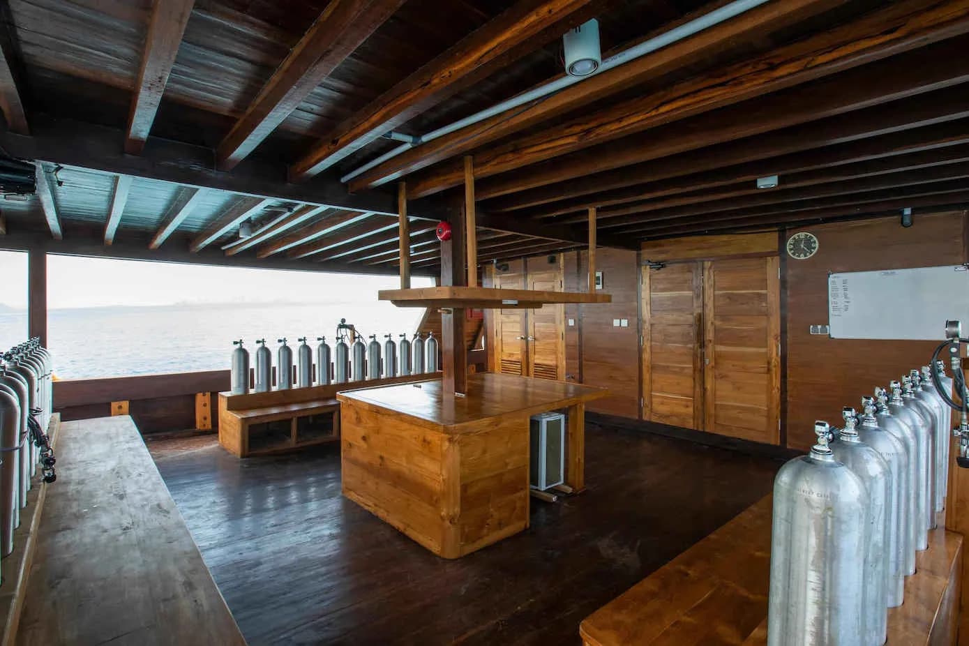 Dive deck with complete amenities