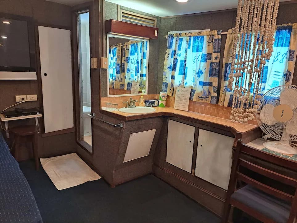 The spacious ensuite bathroom