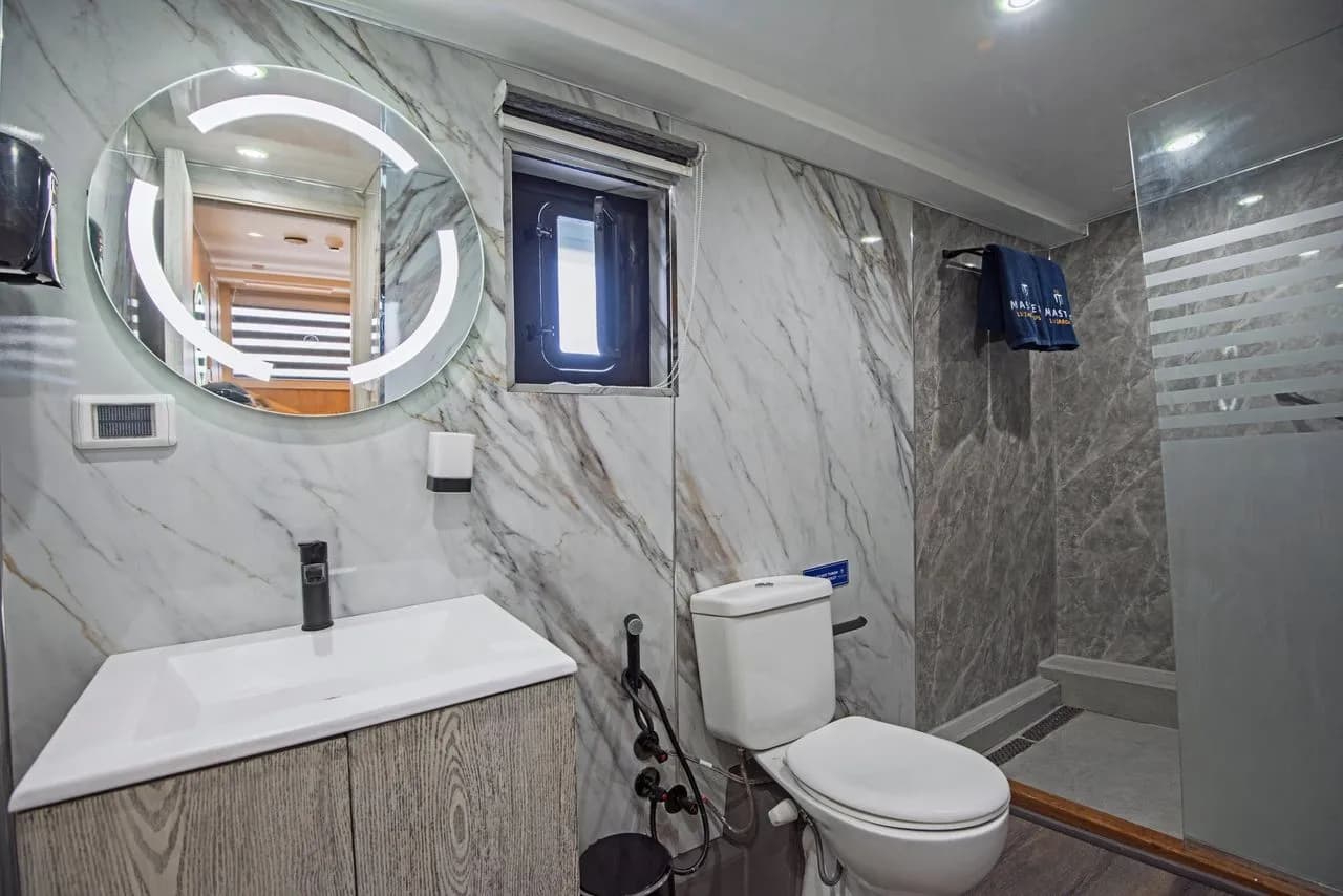 Blue Melody Premium Room Bathrooom