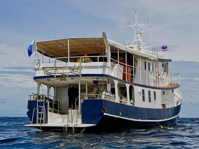 liveaboard diving