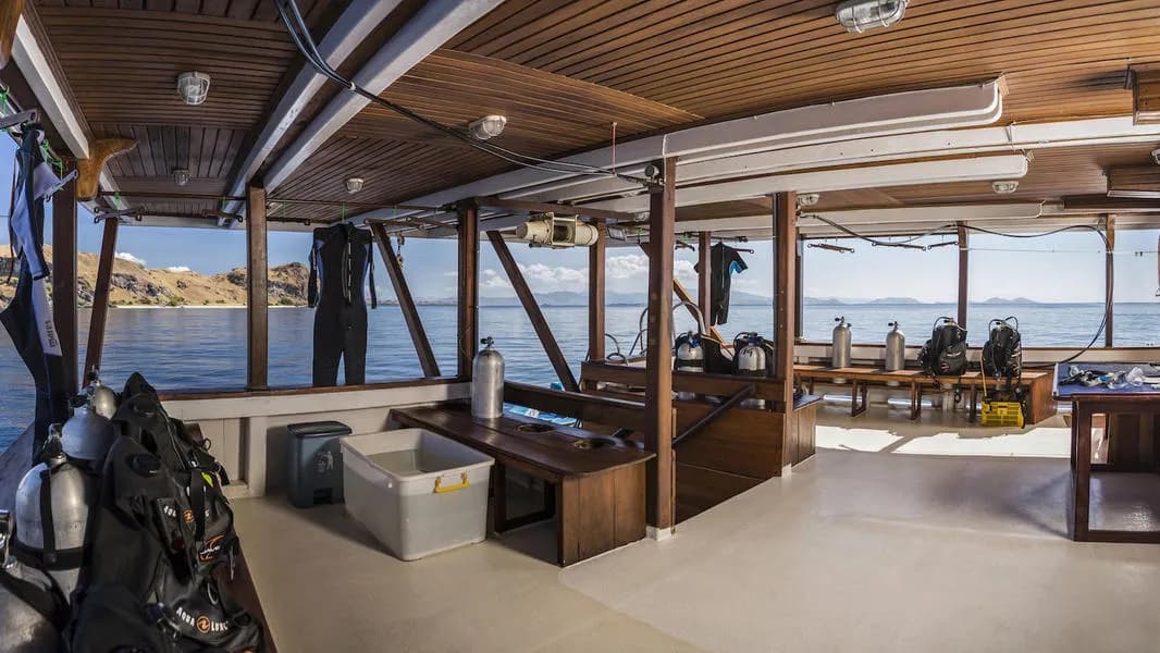 Spacious dive deck