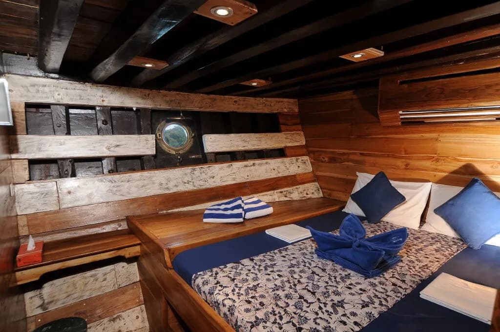 Spacious cabin with bed