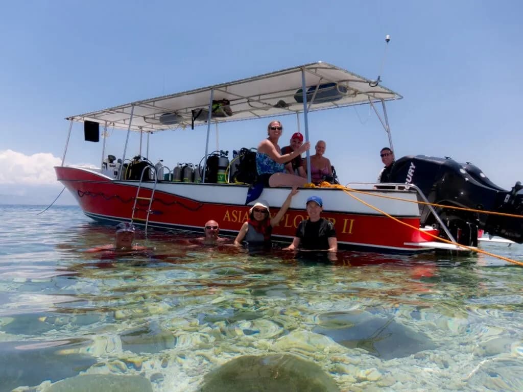 Divers on a speedboat at El Galleon